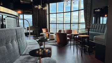 2 bar/lounge