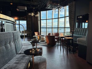 2 bars/lounges
