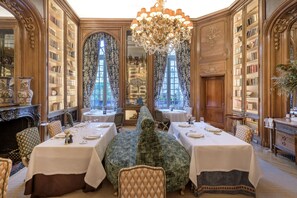 Breakfast, lunch, dinner served; Mediterranean cuisine 