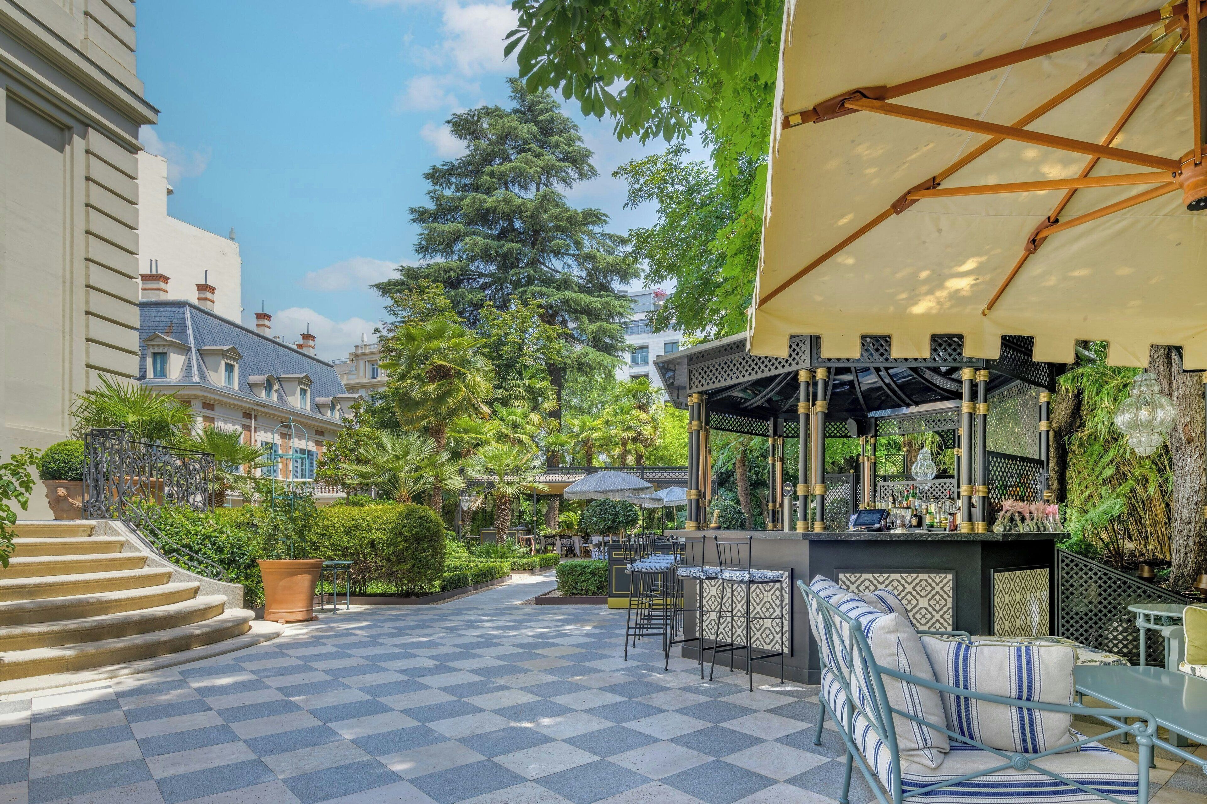 Serveert ontbijt, lunch, diner, Mediterrane gerechten 