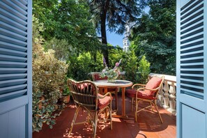 ملاءات للفراش لا تسبب الحساسية وميني بار وخزنة داخل الغرفة