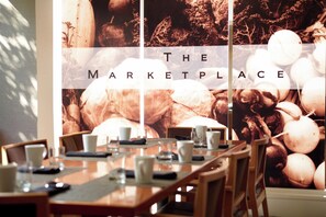 2 restaurants servant le déjeuner et le dîner