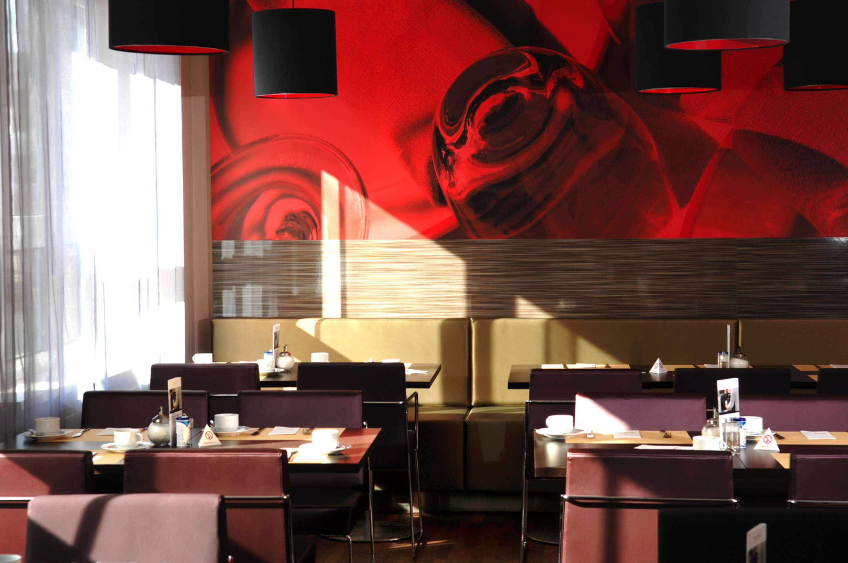 2 restaurants, lunch served