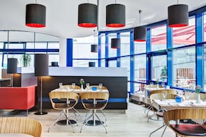 2 restaurants, lunch served