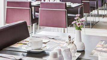 Tägliches Frühstücksbuffet (19 EUR pro Person)