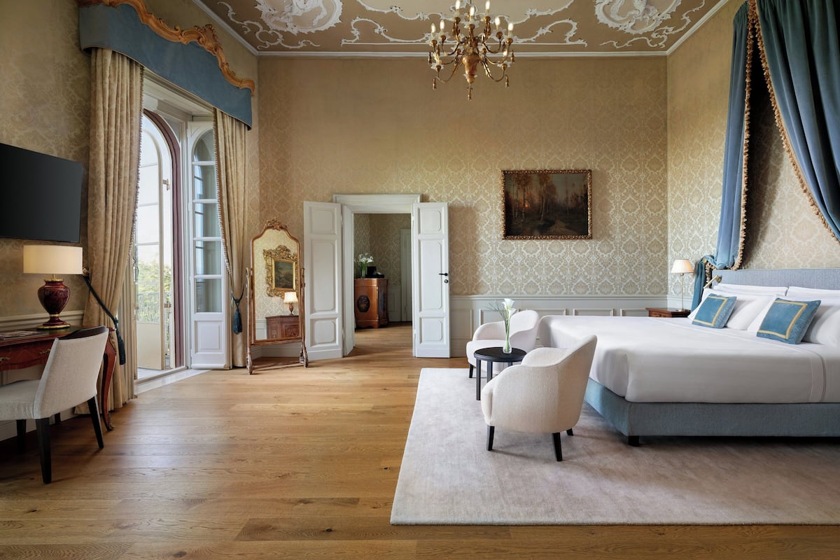 Deluxe Suite | Minibar, in-room safe, desk, soundproofing