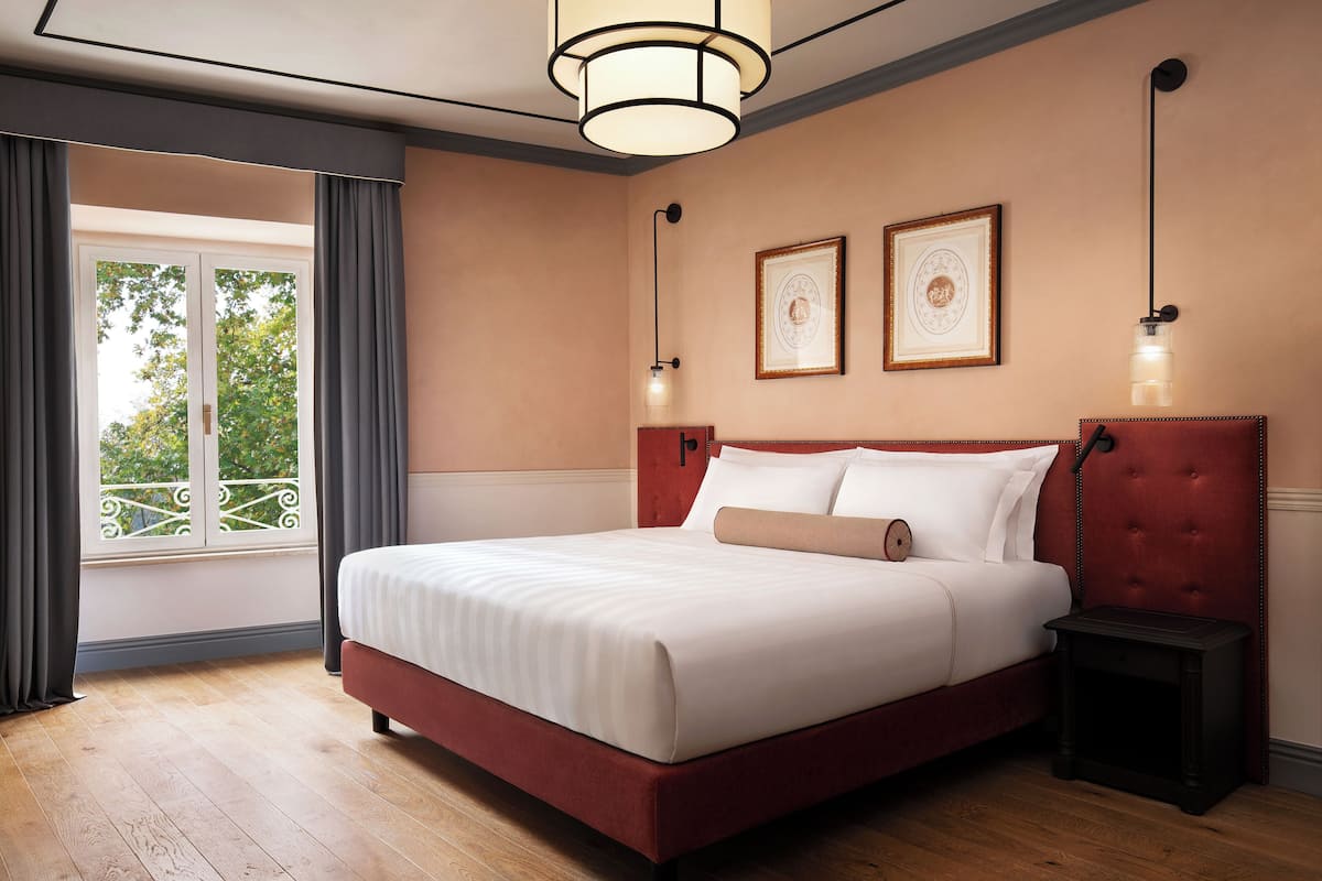 Signature Suite | Bar mini, peti besi dalam bilik, dihias secara berasingan