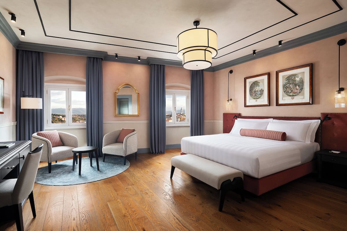 signature room (deluxe) | minibar, in-room safe, individually decorated, individually furnished