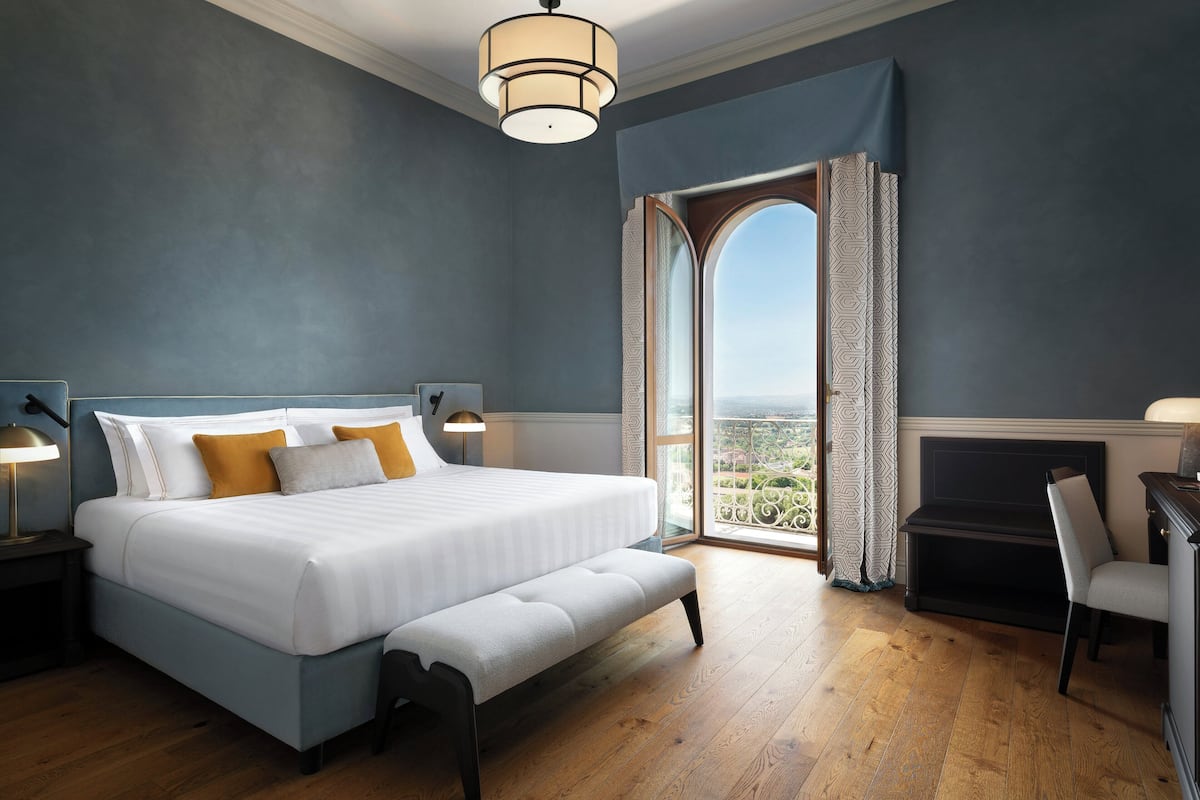 Deluxe Room | Minibar, in-room safe, desk, soundproofing