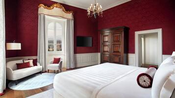 Suite Prestigio, vista a la ciudad | Minibar, caja de seguridad en la habitación y decoración personalizada