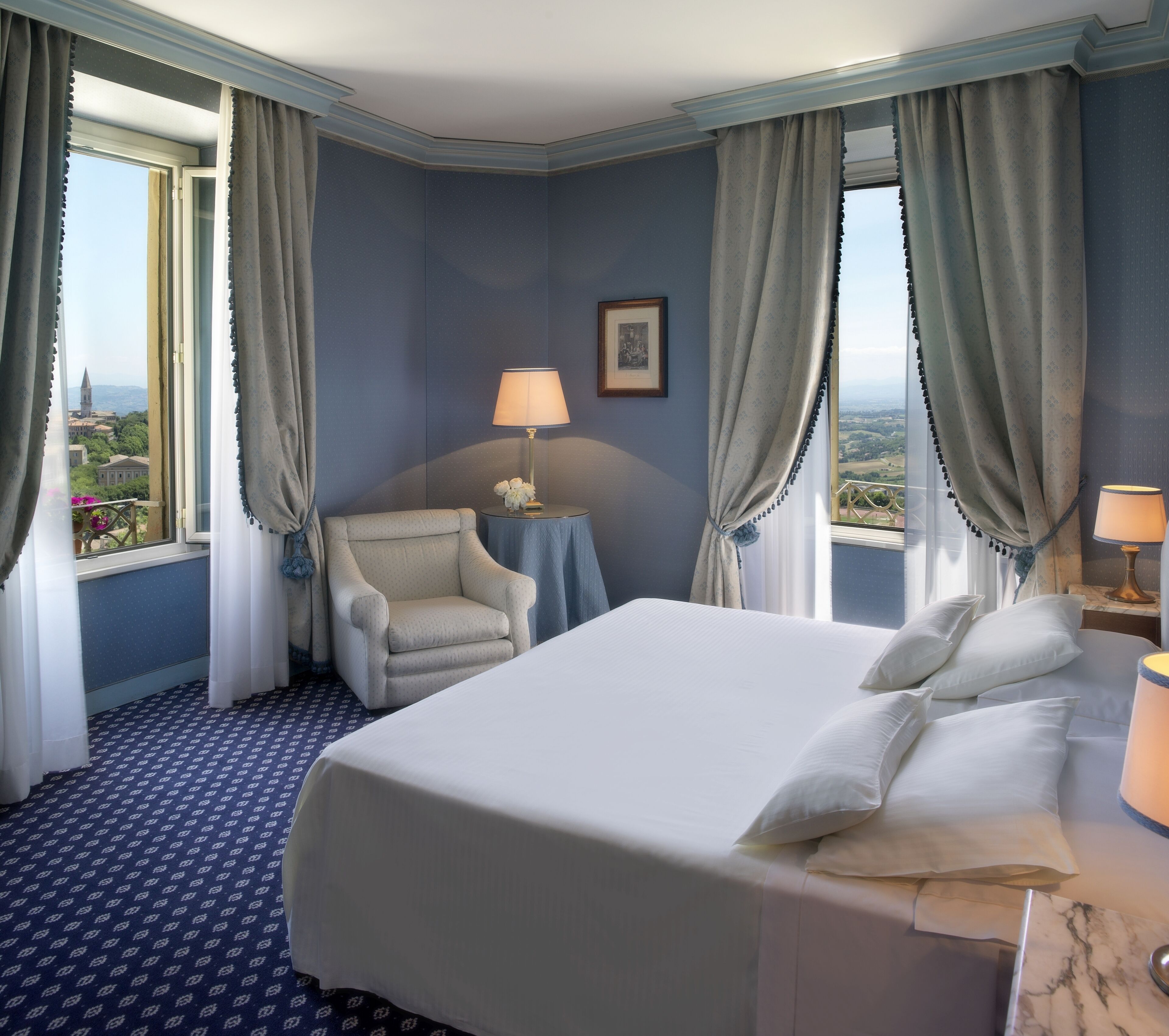 deluxe room | minibar, in-room safe, individually decorated, individually furnished