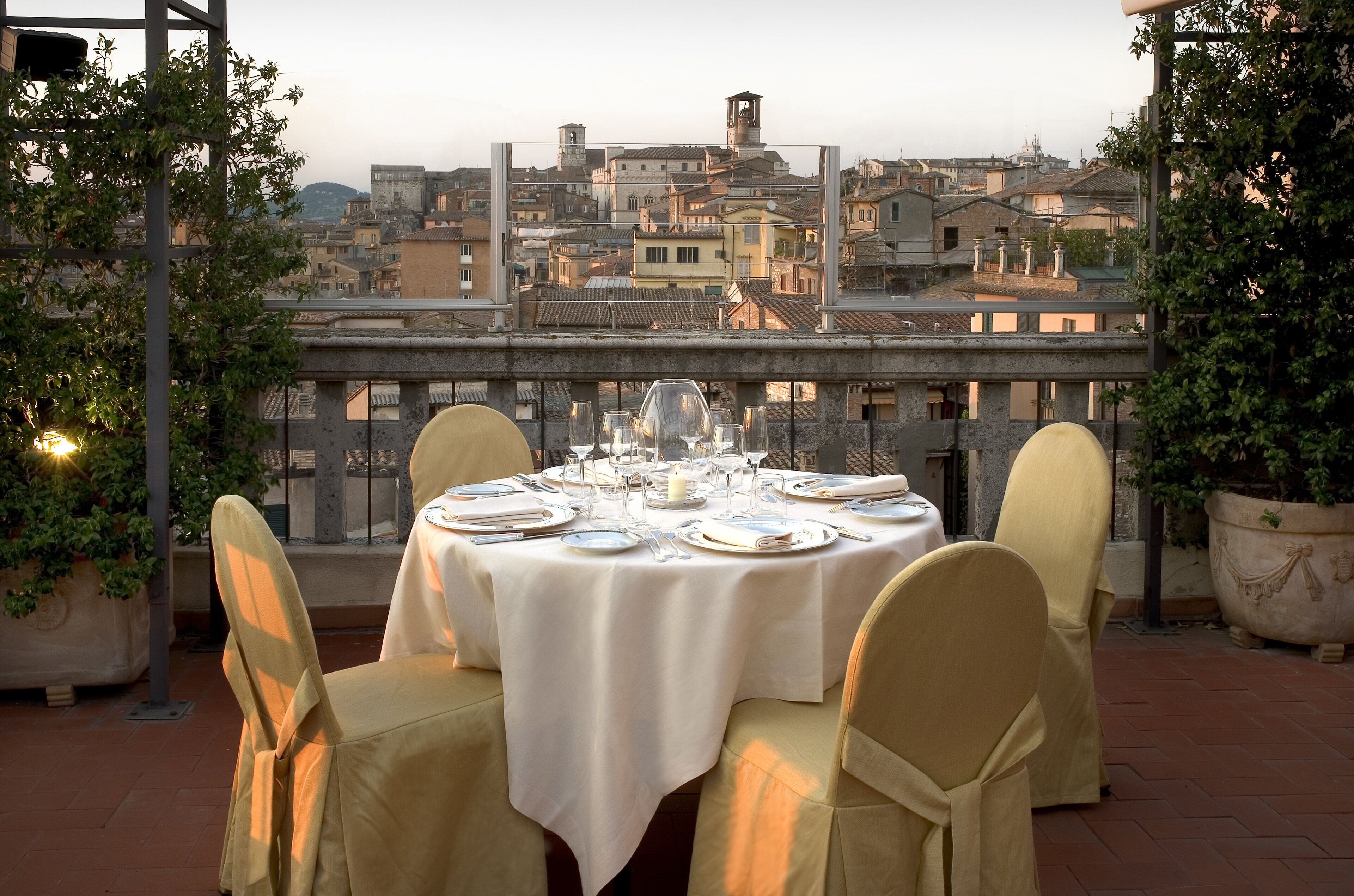 lunch, dinner served; international cuisine, al fresco dining