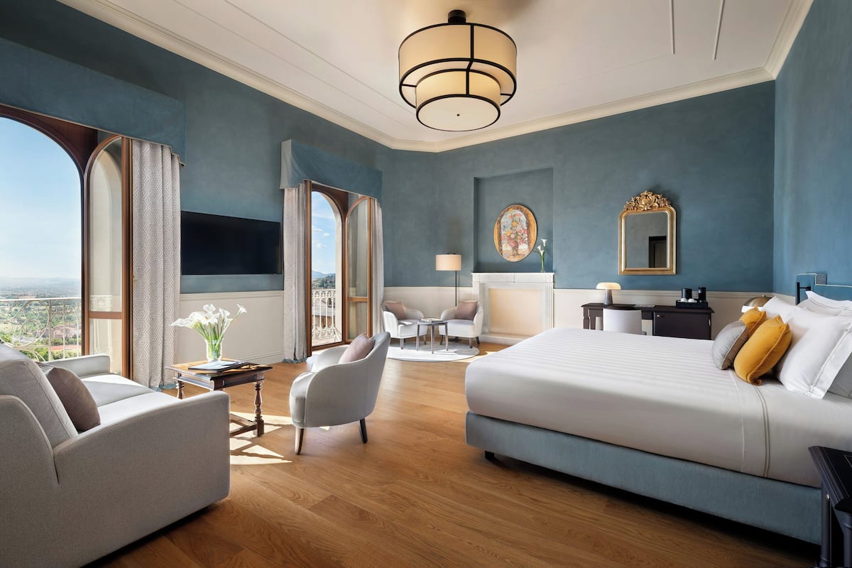 Junior Suite | Minibar, in-room safe, desk, soundproofing