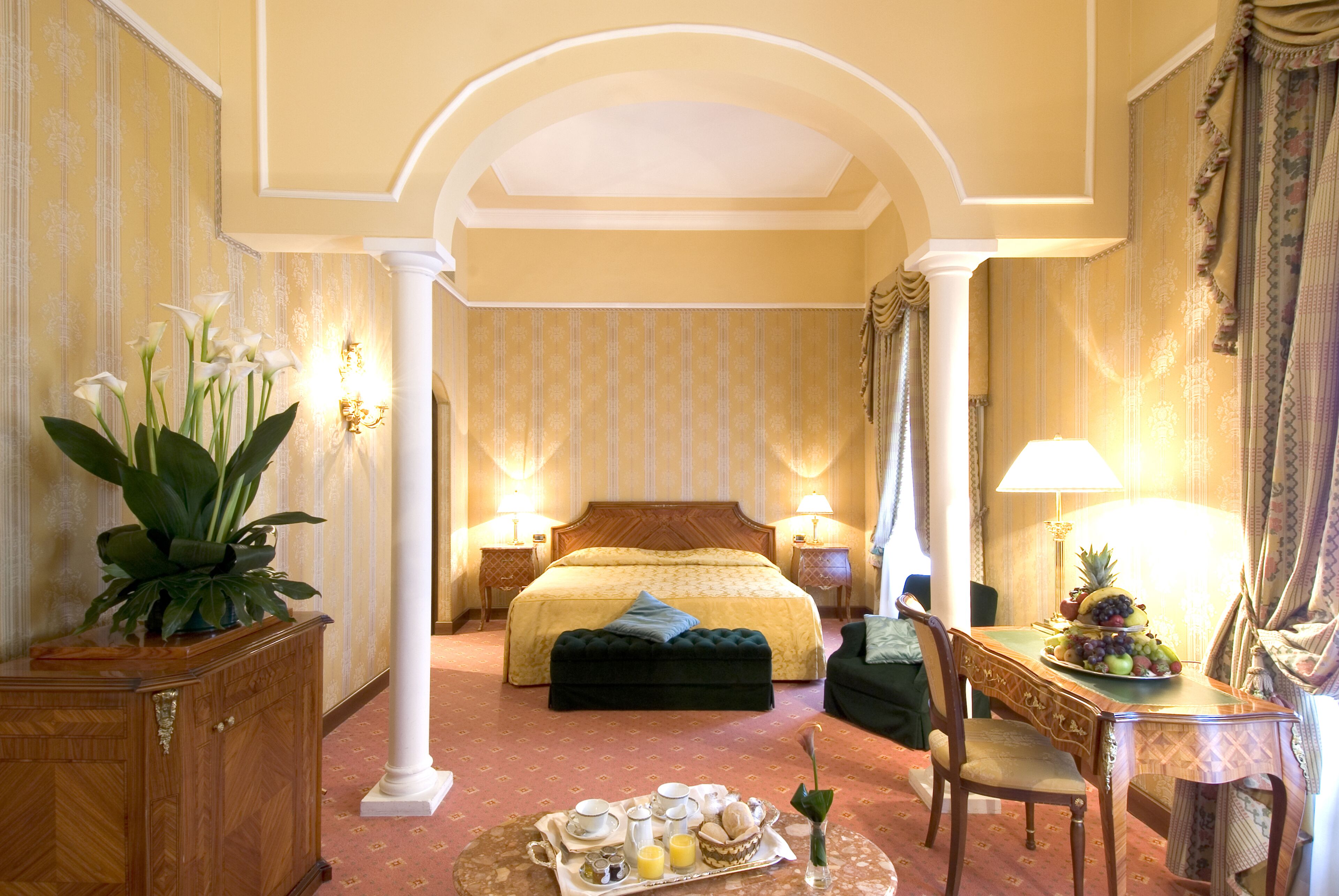 junior suite | minibar, in-room safe, individually decorated, individually furnished