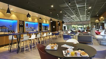 Desayuno buffet todos los días (con cargo)