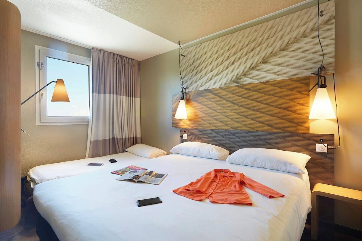 Habitación estándar, varias camas | Ropa de cama de alta calidad y caja de seguridad en la habitación