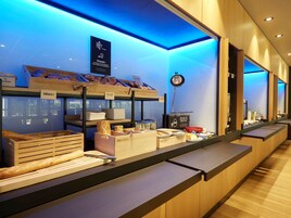 每日供應自助早餐 (每人 EUR13.90)
