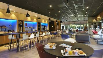 Café da manhã com buffet todos os dias (EUR 13.90 por pessoa)