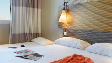 Standaard kamer, meerdere bedden | Luxe beddengoed, een kluis op de kamer, een bureau