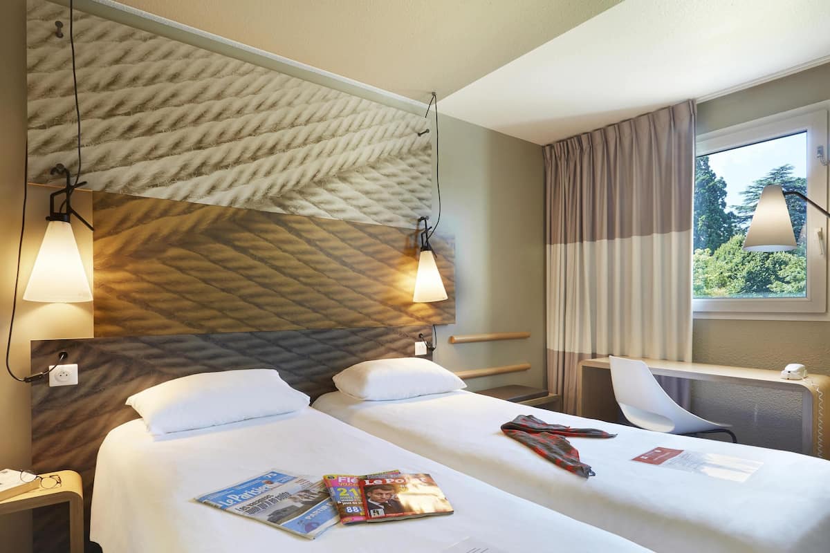 Standard-huone, 2 yhden hengen sänkyä | Ylelliset vuodevaatteet, tallelokero huoneessa, työpöytä, pimennysverhot