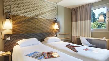 Quarto standard, 2 camas de solteiro | Roupas de cama premium, cofres nos quartos, escrivaninha