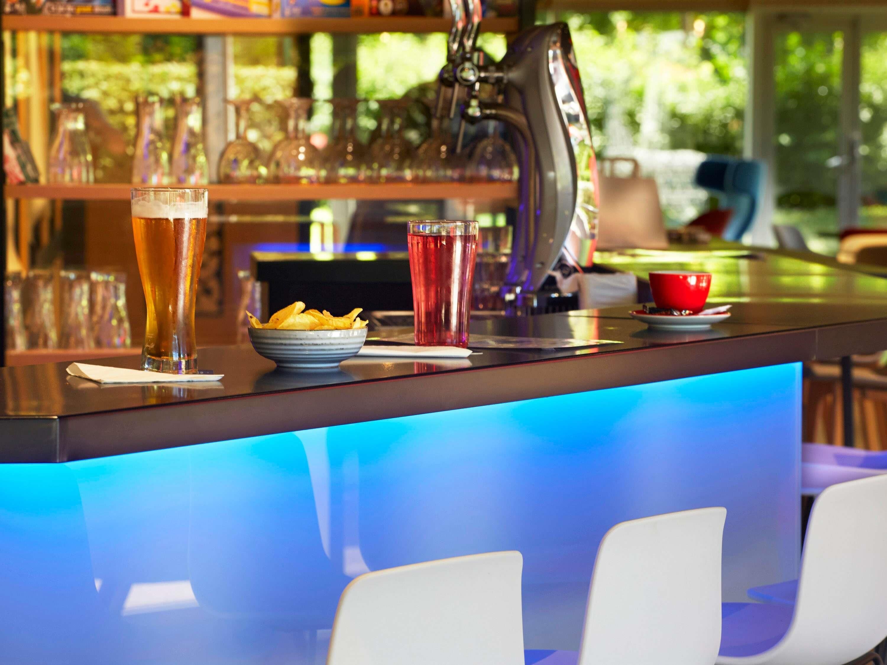 Bar (trong khuôn viên)
