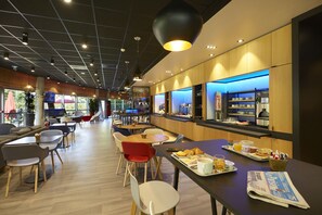 Tägliches Frühstücksbuffet gegen Gebühr