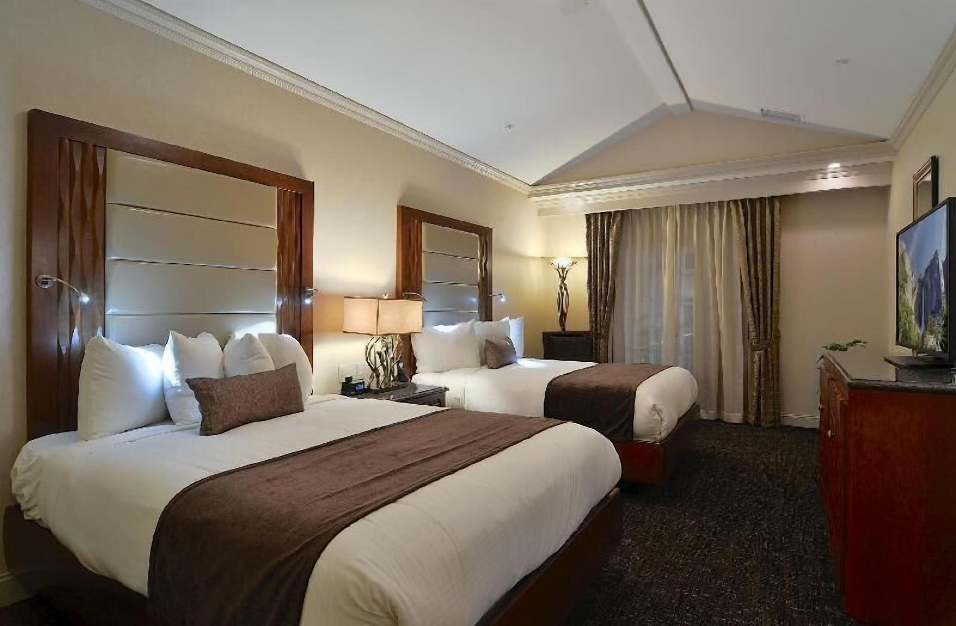 Zimmersafe, Schreibtisch, laptopgeeigneter Arbeitsplatz