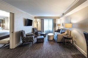 Suite, 1 kingsize-seng, ikke-røyk, kjøleskap og mikrobølgeovn | Safe på rommet, skrivebord og skrivebord for bærbar PC