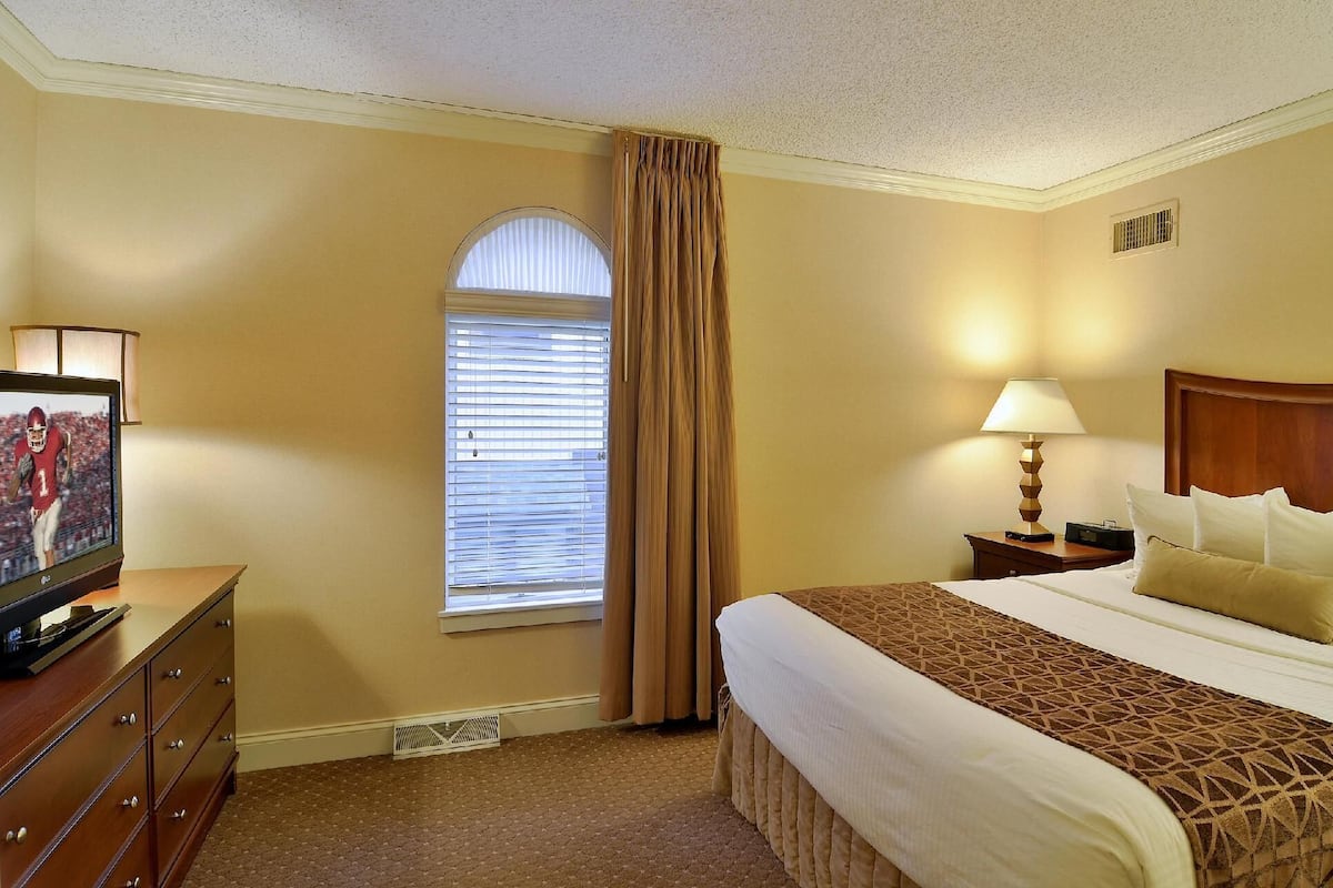 In-room safe, desk, laptop workspace, blackout drapes