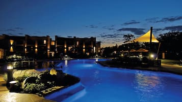 Innendørsbasseng og sesongbasert utendørsbasseng