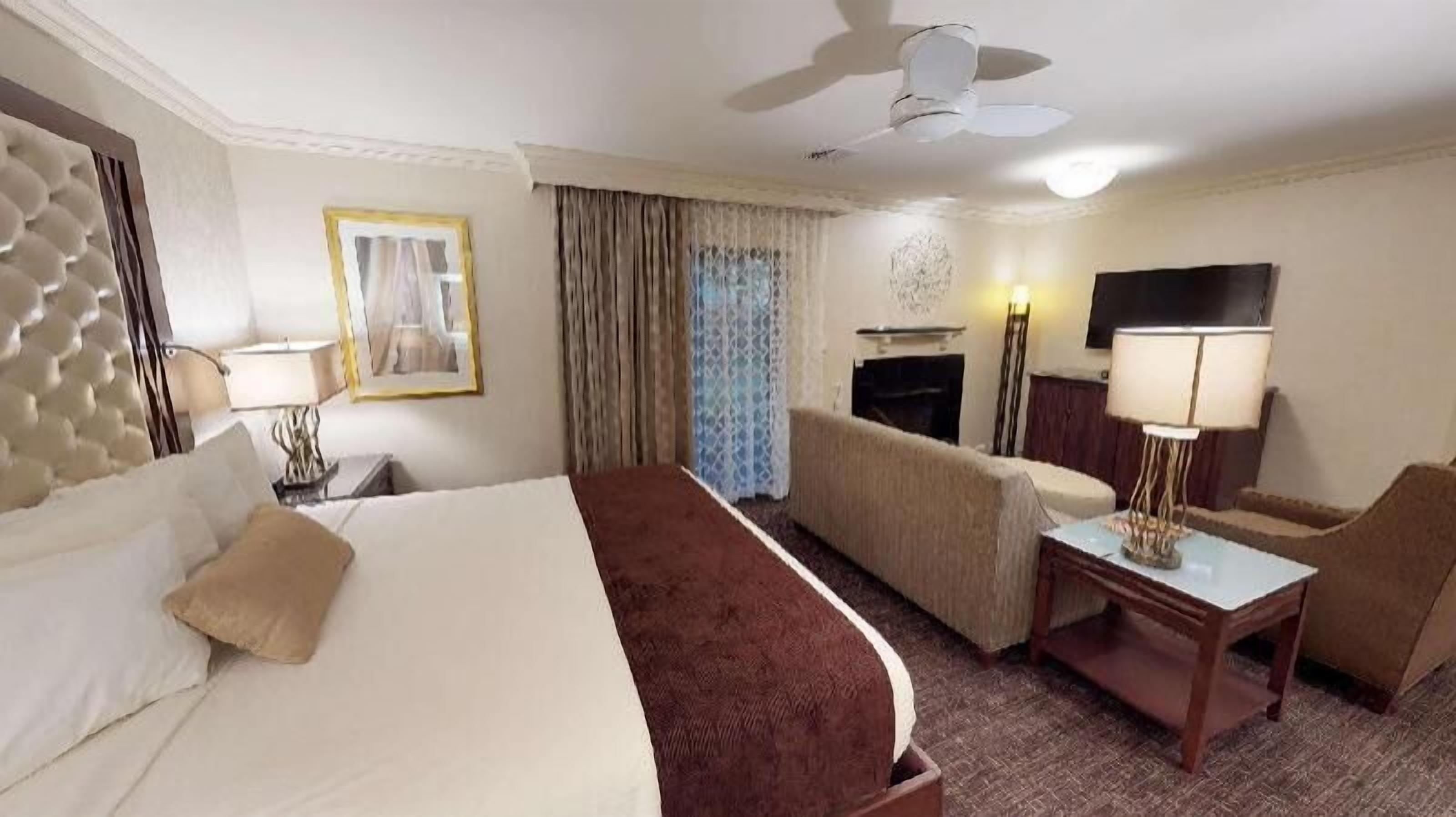 Zimmersafe, Schreibtisch, laptopgeeigneter Arbeitsplatz