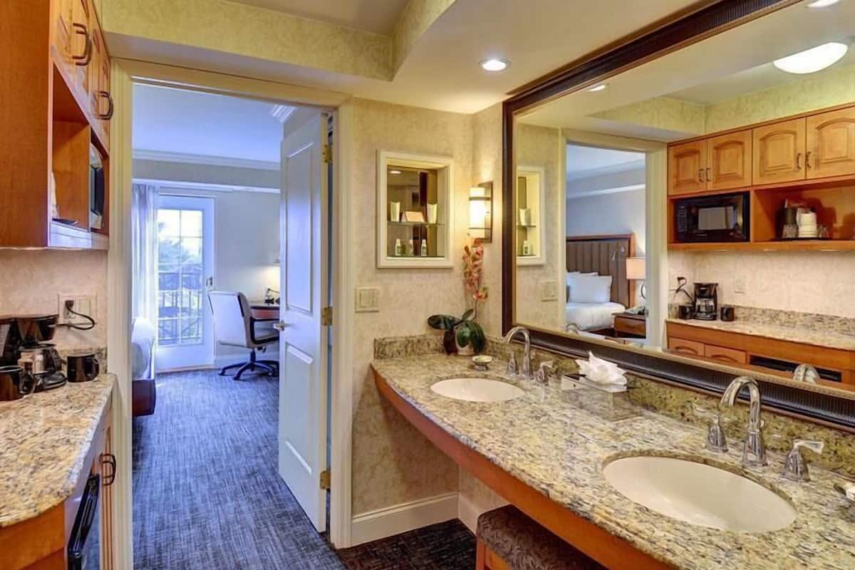 Private kitchen | Mini-fridge, microwave, coffee/tea maker