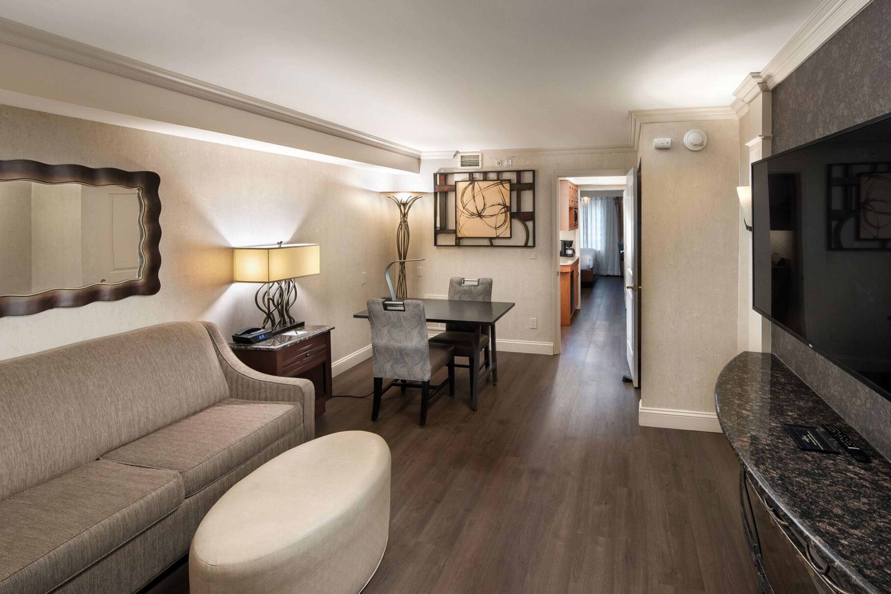 Safe på rommet, skrivebord og skrivebord for bærbar PC