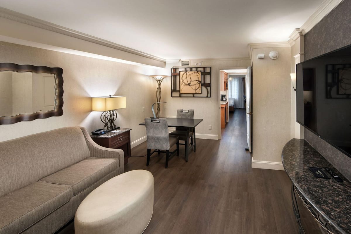 Caja de seguridad en la habitación y escritorio