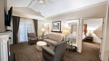 套房, 1 張特大雙人床, 非吸煙房, 冰箱和微波爐 (with Sofabed) | 客房內保險箱、書桌、筆電工作空間、遮光布/窗簾