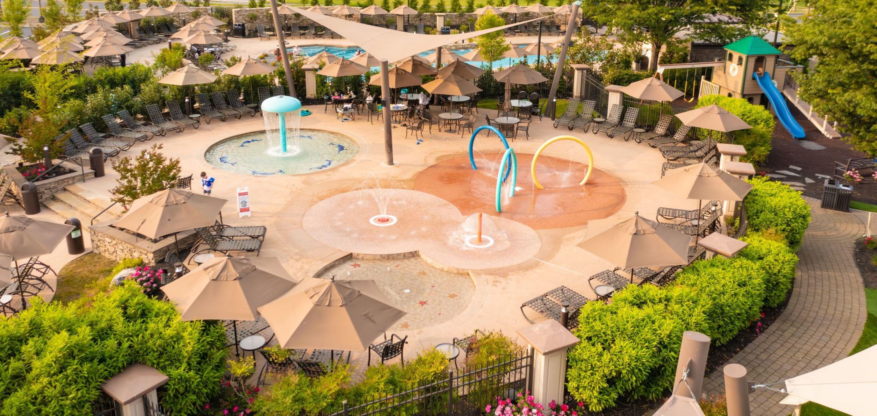 Piscina interna, piscina externa sazonal, barracas, guarda-sóis