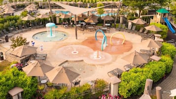 Piscina interna, piscina externa sazonal, barracas, guarda-sóis