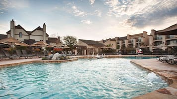 Innendørsbasseng og sesongbasert utendørsbasseng