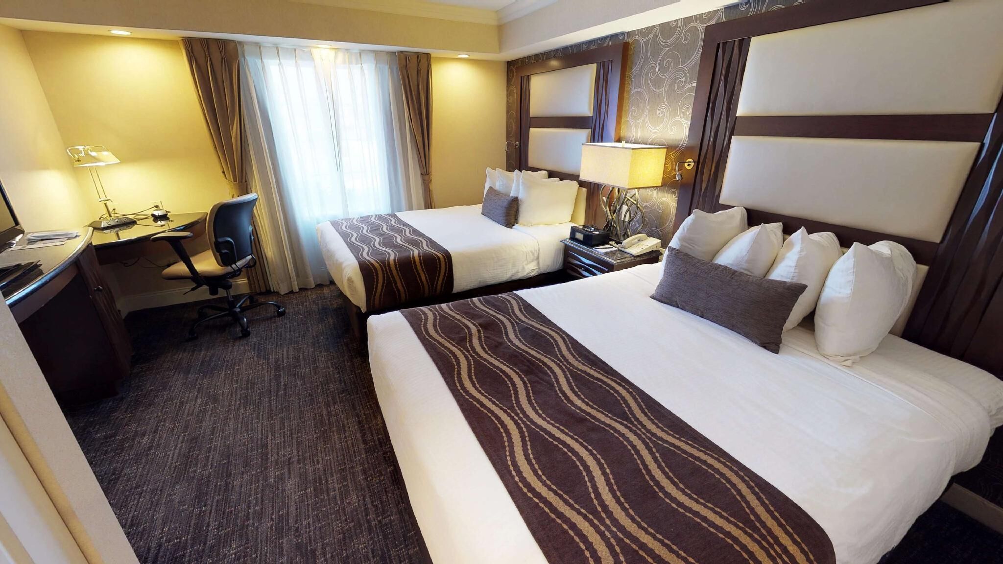 Zimmersafe, Schreibtisch, laptopgeeigneter Arbeitsplatz