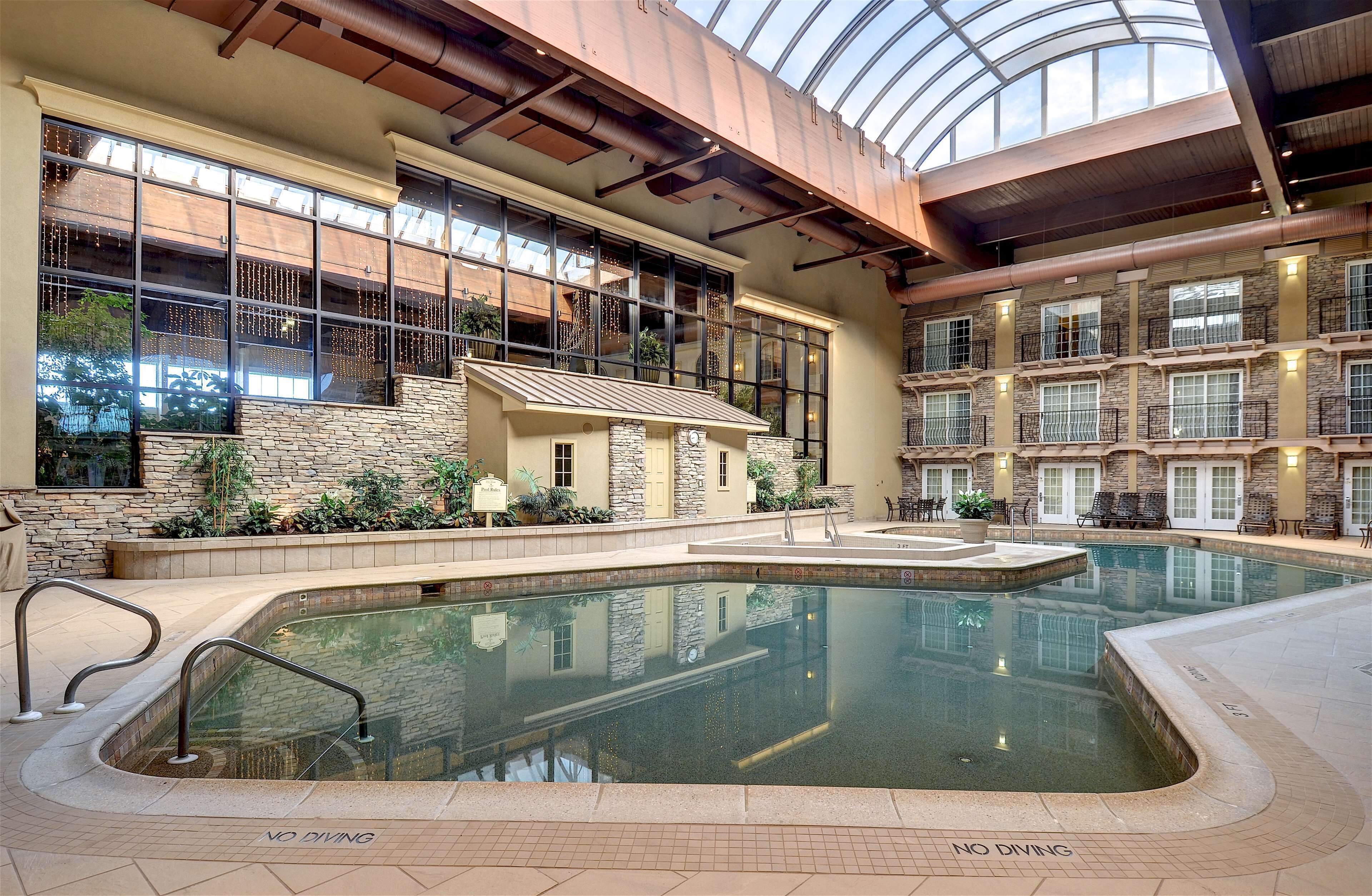 Piscine couverte, piscine extérieure (ouverte en saison)