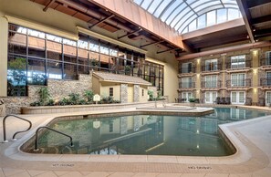 Una piscina techada, una piscina al aire libre de temporada