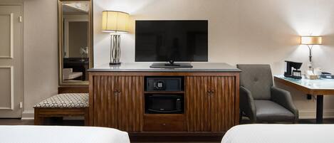 Caja de seguridad en la habitación, escritorio y cortinas blackout