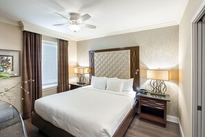 Safe på rommet, skrivebord og skrivebord for bærbar PC