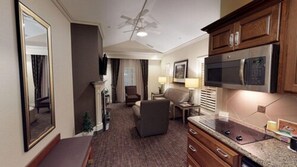 Suite, 1 King-Bett, Nichtraucher, Kühlschrank und Mikrowelle (with Sofabed) | Zimmersafe, Schreibtisch, Verdunkelungsvorhänge, Bügeleisen/Bügelbrett