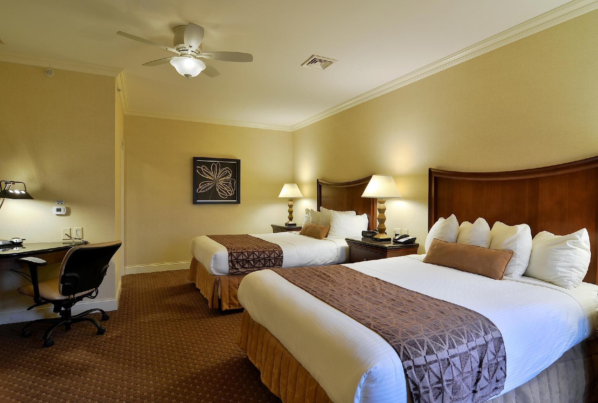 Zimmersafe, Schreibtisch, laptopgeeigneter Arbeitsplatz