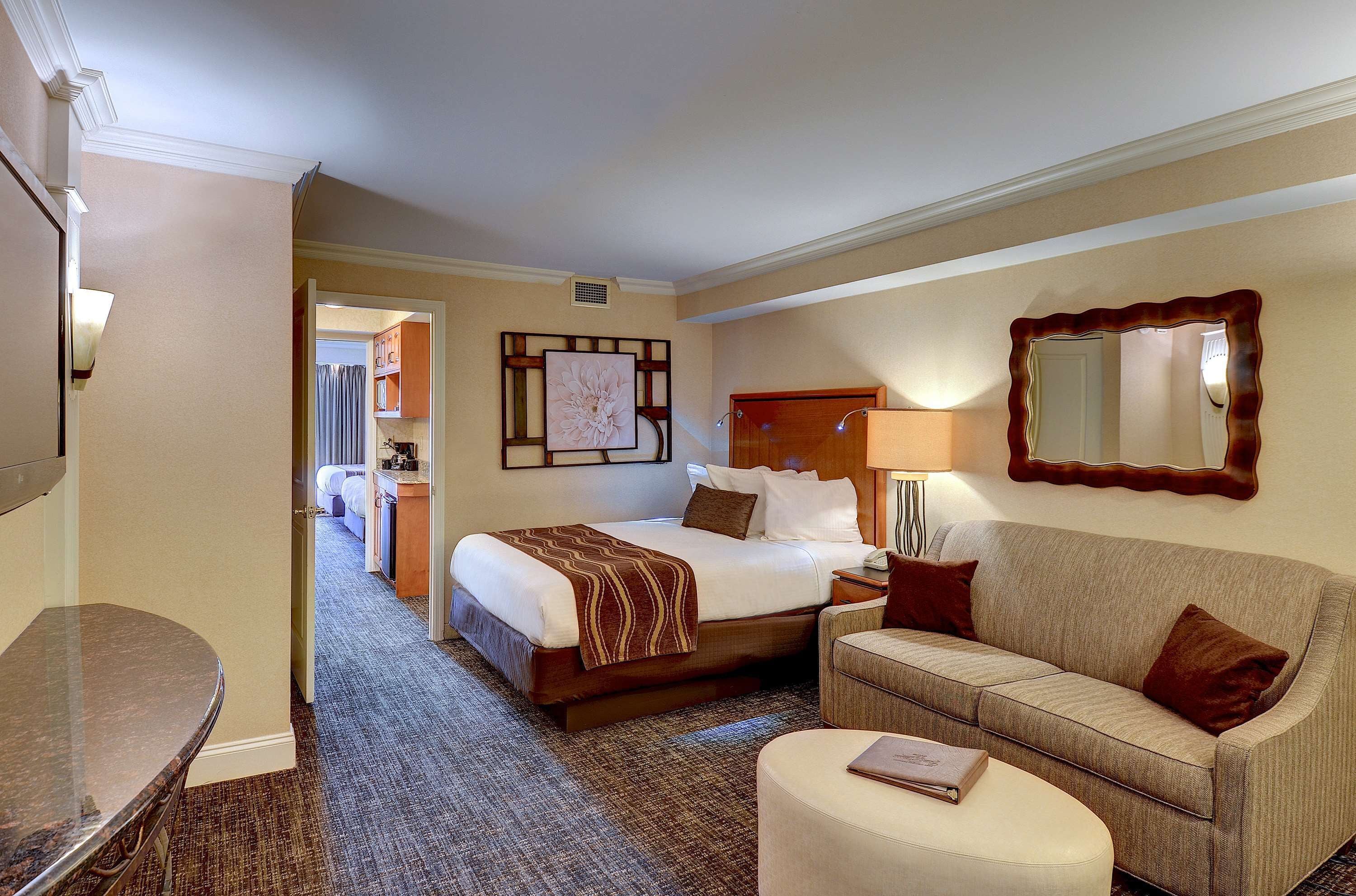 客房内保险箱、办公桌、笔记本电脑工作区、遮光窗帘