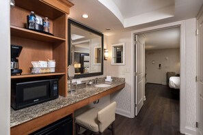 Suite, 1 King Bed, Accessible, Non Smoking (with Sofabed)