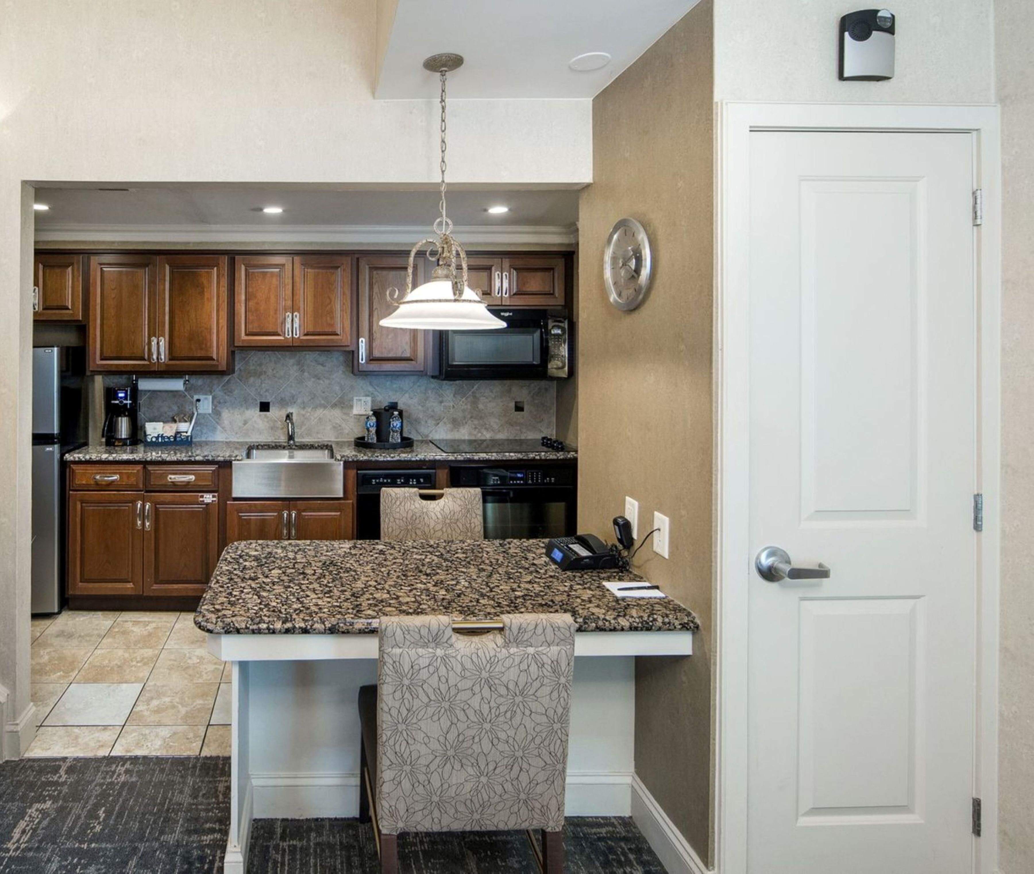 Mini réfrigérateur, micro-ondes, cafetière/bouilloire