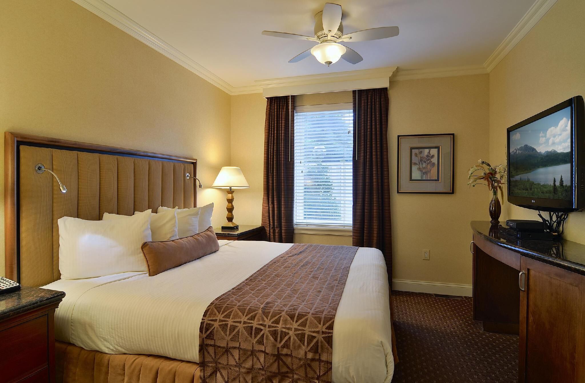 Zimmersafe, Schreibtisch, laptopgeeigneter Arbeitsplatz